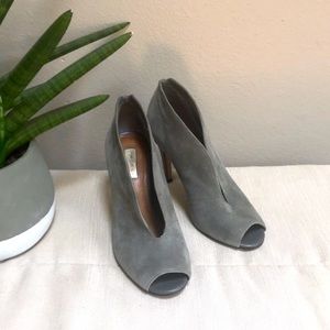 Halogen 8 women’s Rowen gray studded leather suede heels Peep toe booties